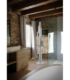 Appendiabiti In Polietilene, Disponibile In Diverse Finiture. Con Base Stabilizzatrice In Metallo.