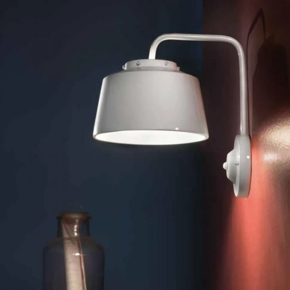 Applique Con Paralume In Ceramica Smaltata, Progettata E Prodotta In Italia.