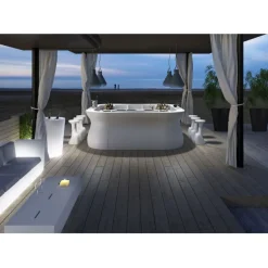 Bartolomeo Desk, Il Bancone Bar Di Plust, Realizzato Interamente In Italia In Polietilene Rinforzato In Acciaio.