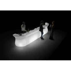 Bartolomeo Desk, Il Bancone Bar Di Plust, Realizzato Interamente In Italia In Polietilene Rinforzato In Acciaio.