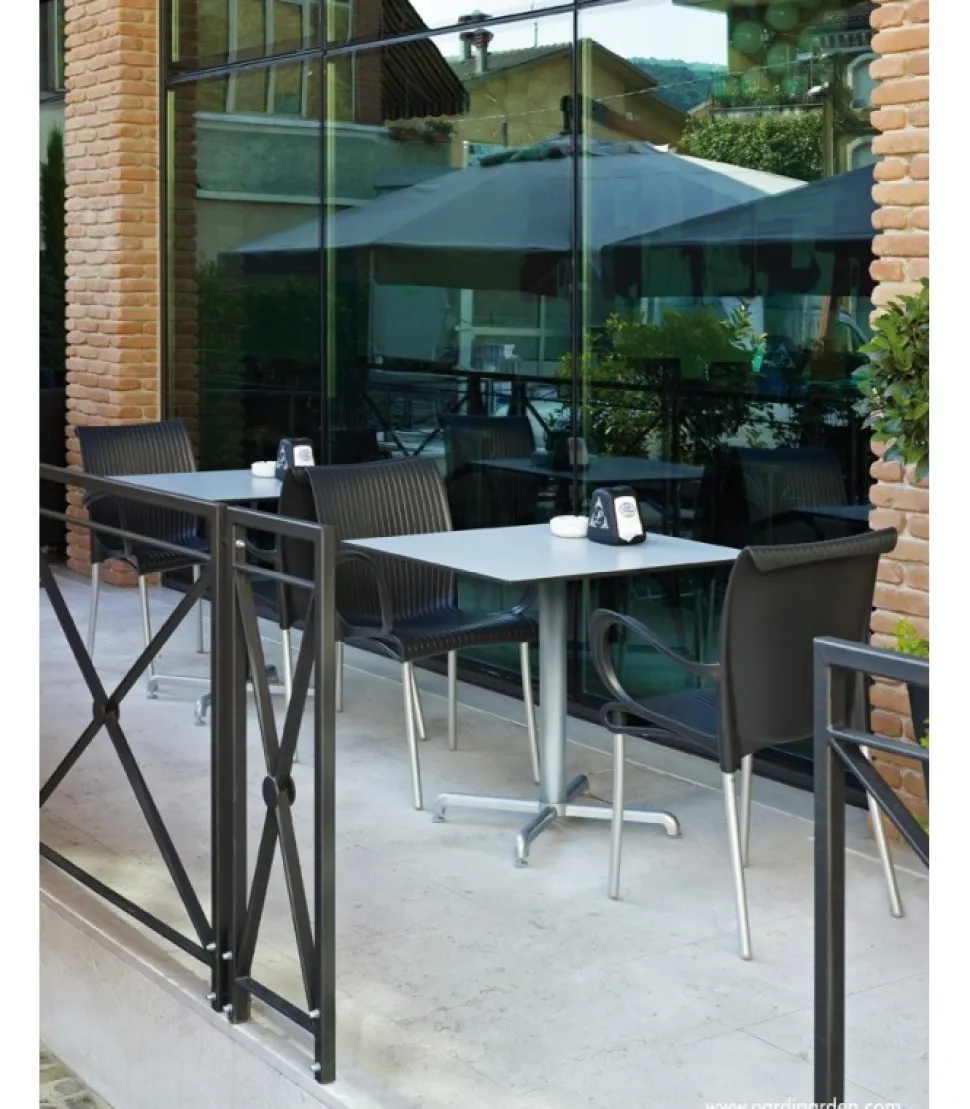 Calice Alu , Tavolo Per Esterni Con Piedini Regolabili