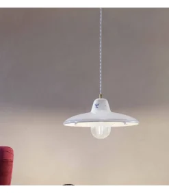 Como Sospensione, Con Fili Di Diversi Colori Sul Paraluce