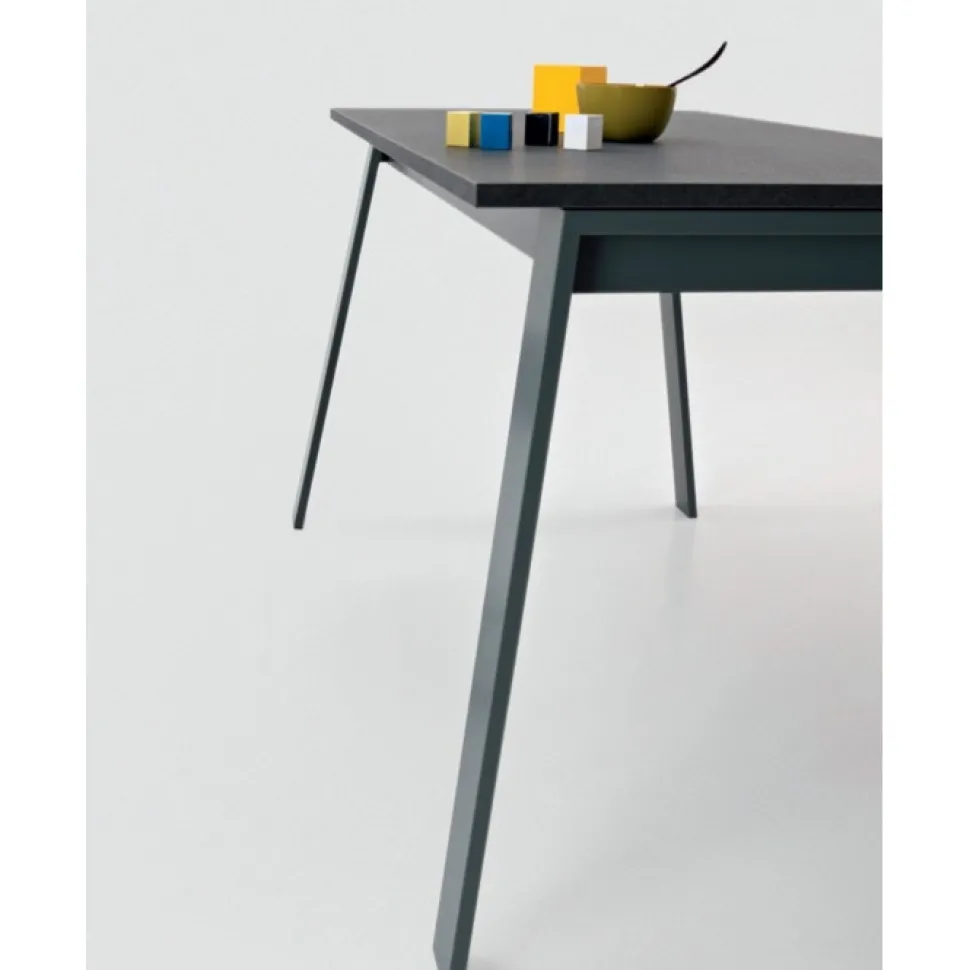 Delta Plus E' Un Tavolo Che Appartiene Al Programma Idea Cucina