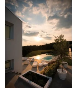 Divano In Polietilene Per Outdoor, Accessoriabile Di Kit Di Fissaggio E Luce E Led.