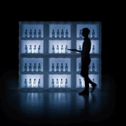 Espositore Di Bottiglie In Polietilene Per L'Outdoor, Accessoriabile Di Luce A Led.