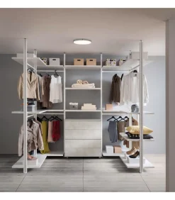 Guardaroba Per Cabina Armadio Angolare Con Montanti A Soffitto In Metallo E Ripiani In Hpl O Fenix. L.290,2 X 155,1H.2700 P.55 Cm. Art. 723