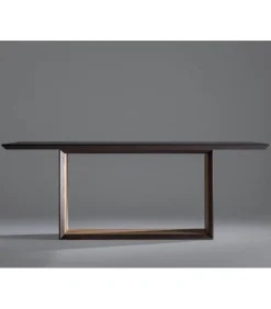 Il Basamento Del Tavolo Eclipse E Realizzato Con Cura Artigianale Utilizzando Legno Impiallacciato E Bisellato.