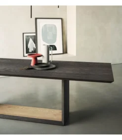 Il Basamento Del Tavolo Eclipse E Realizzato Con Cura Artigianale Utilizzando Legno Impiallacciato E Bisellato.