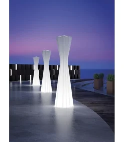 Lampada Con Luce A Led Per Outdoor, Realizzata Interamente In Italia In Polietilene.