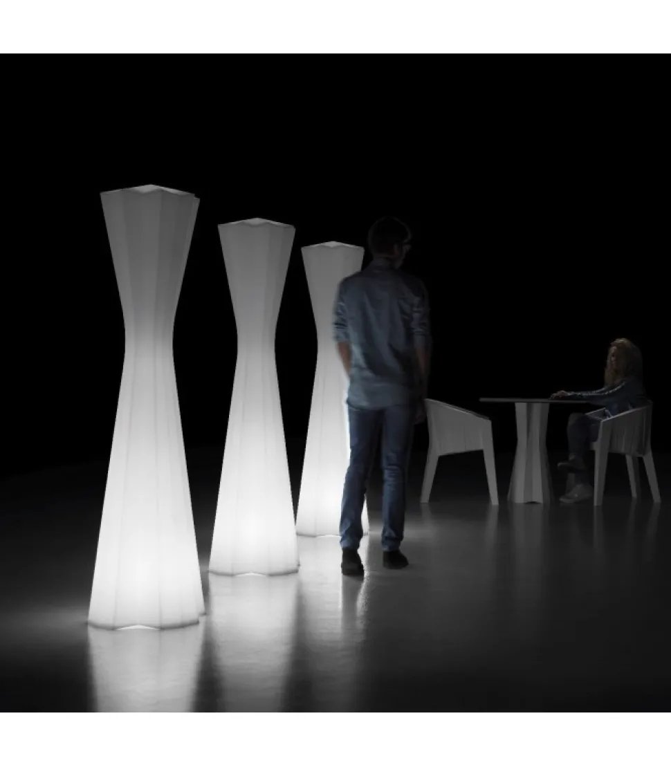 Lampada Con Luce A Led Per Outdoor, Realizzata Interamente In Italia In Polietilene.