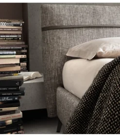 Letto Chop Di Samoa, Imbottito E Rivestito In Tessuto O In Ecopelle. Made In Italy.