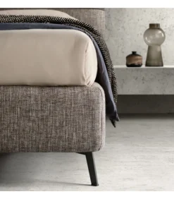 Letto Chop Di Samoa, Imbottito E Rivestito In Tessuto O In Ecopelle. Made In Italy.