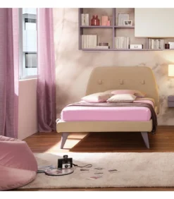 Letto Comfort, Con Testata Cake Plus, E Imbottito E Rivestito. Realizzato In Italia Da Moretti Compact.
