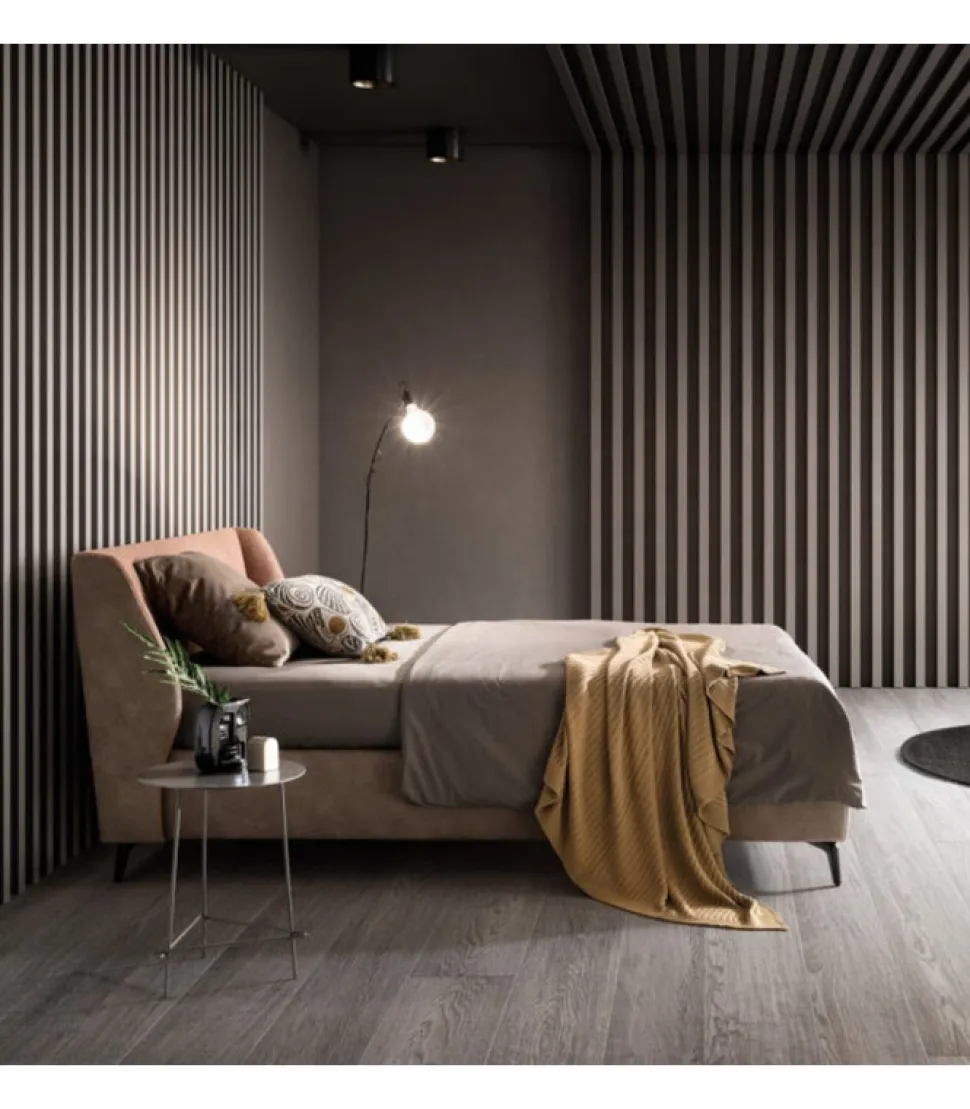 Letto Hug, Imbottito E Rivestito In Tessuto, In Pelle O In Ecopelle. Realizzato In Italia Da Samoa.