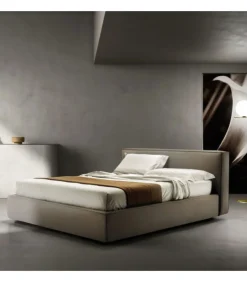 Letto Imbottito E Rivestito Relaxed Di Samoa. Realizzato In Italia Con Struttura In Legno Imbottita In Poliuretano.