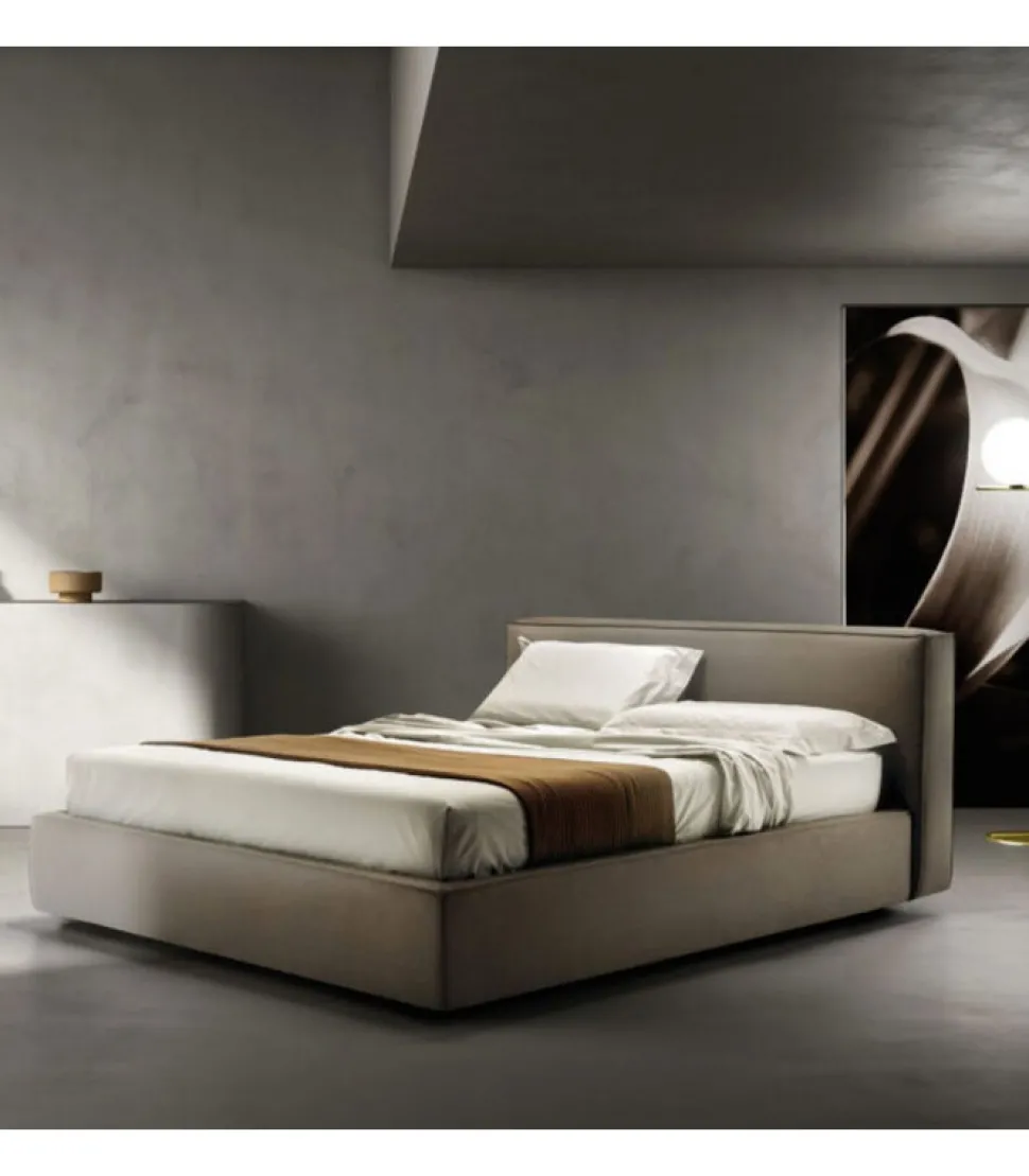 Letto Imbottito E Rivestito Relaxed Di Samoa. Realizzato In Italia Con Struttura In Legno Imbottita In Poliuretano.
