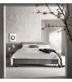 Letto Keen Imbottito, E Rivestito In Tessuto O In Ecopelle. Realizzato Da Samoa.