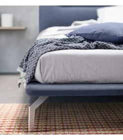 Letto Male, E Imbottito E Rivestito.