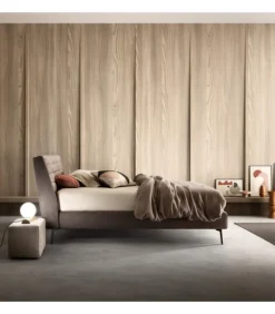 Letto Stick, Realizzato Interamente In Italia Da Samoa, Imbottito In Poliuretano E Rivestito In Tessuto O Ecopelle.