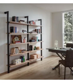 Libreria Con Montanti A Parete In Metallo E Ripiani In Hpl O Fenix.