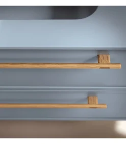 Mobile Bagno Sospeso Con Lavabo Console In Mineral Kolor E Maniglia In Legno Di Rovere.