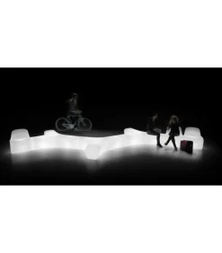 Panca Jetlag Di Plust, Realizzata Interamente In Italia In Polietilene Per L'Outdoor.