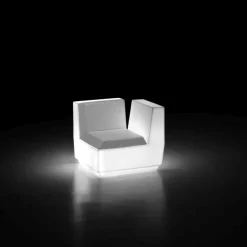 Poltrona Ad Angolo Big Cut Di Plust, Realizzata In Polietilene Con Seduta Imbottita E Rivestita.