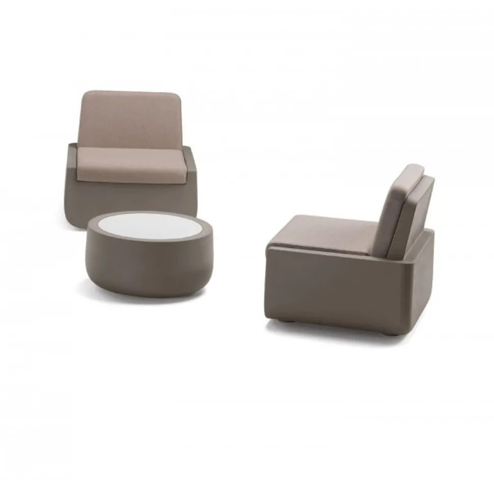 Poltrona Bold Di Plust, Struttura In Polietilene, Seduta E Schienale Imbottiti E Rivestiti.