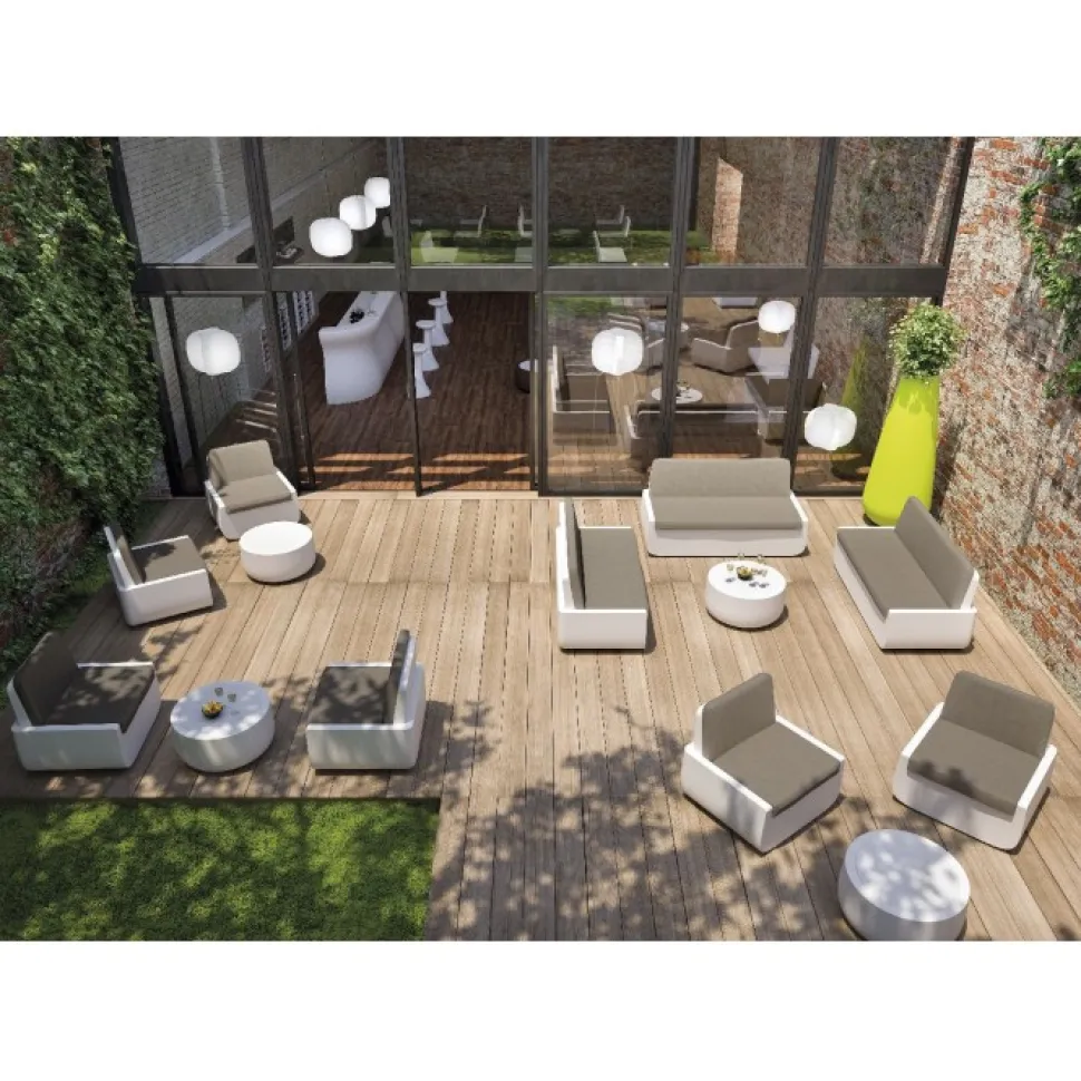 Poltrona Bold Di Plust, Struttura In Polietilene, Seduta E Schienale Imbottiti E Rivestiti.