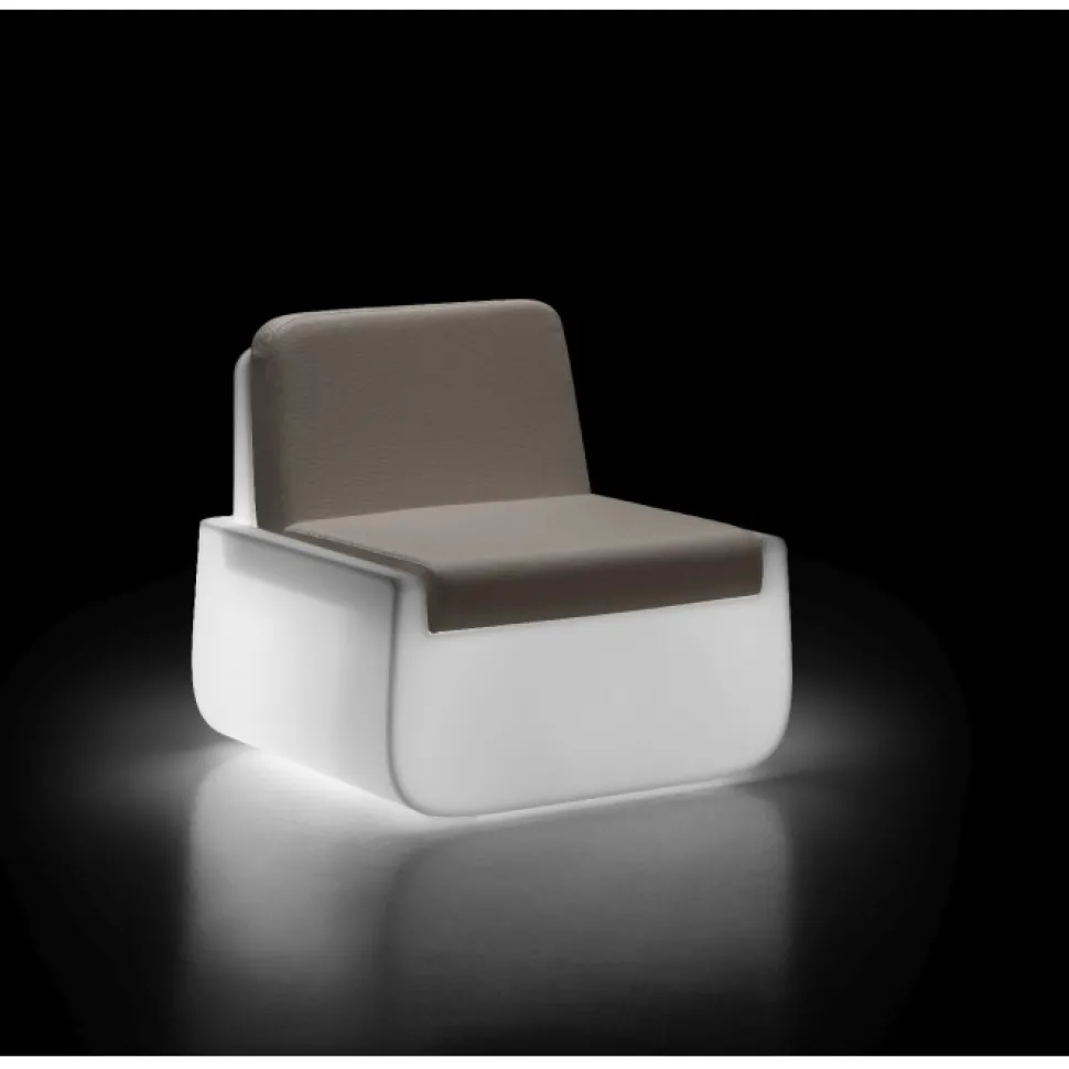 Poltrona Bold Di Plust, Struttura In Polietilene, Seduta E Schienale Imbottiti E Rivestiti.