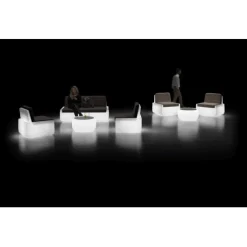 Poltrona Bold Di Plust, Struttura In Polietilene, Seduta E Schienale Imbottiti E Rivestiti.