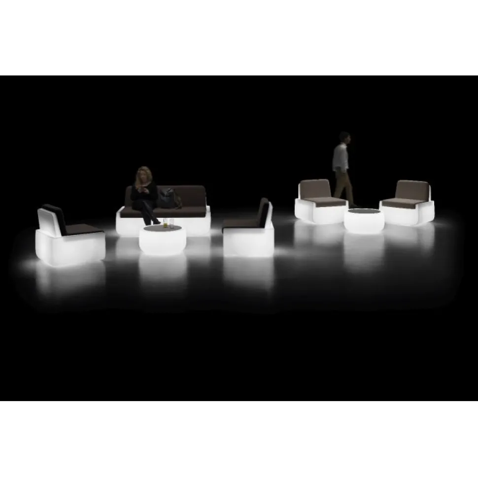 Poltrona Bold Di Plust, Struttura In Polietilene, Seduta E Schienale Imbottiti E Rivestiti.