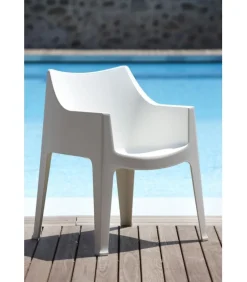 Poltrona Da Giardino Coccolona Di Scab, Realizzata In Italia In Tecnopolimero, Disponibile Anche Ignifuga.