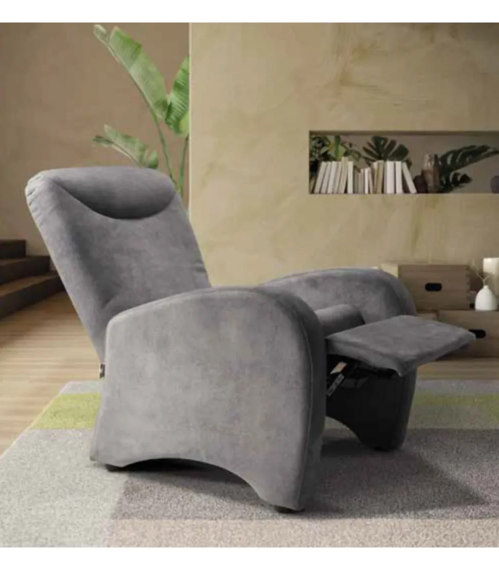 Poltrona Touring Di Il Benessere, Imbottita In Poliuretano E Rivestita In Pelle O In Tessuto.