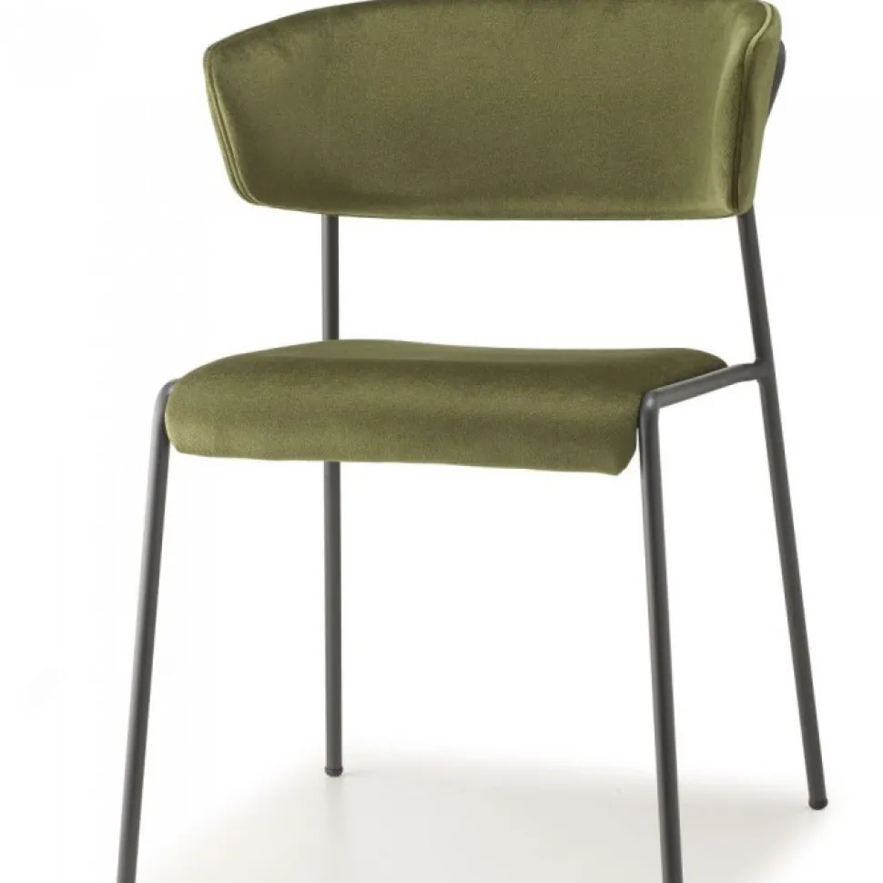 Poltroncina Lisa Di Scab, Progettata E Realizzata In Italia, Con Seduta Imbottita E Rivestita, Gambe In Acciaio.