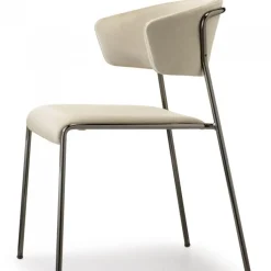 Poltroncina Lisa Di Scab, Progettata E Realizzata In Italia, Con Seduta Imbottita E Rivestita, Gambe In Acciaio.