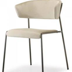 Poltroncina Lisa Di Scab, Progettata E Realizzata In Italia, Con Seduta Imbottita E Rivestita, Gambe In Acciaio.