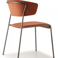 Poltroncina Lisa Di Scab, Progettata E Realizzata In Italia, Con Seduta Imbottita E Rivestita, Gambe In Acciaio.