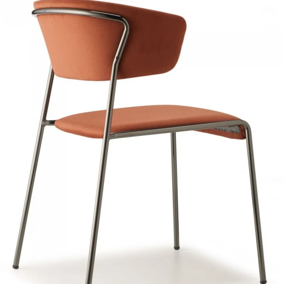 Poltroncina Lisa Di Scab, Progettata E Realizzata In Italia, Con Seduta Imbottita E Rivestita, Gambe In Acciaio.