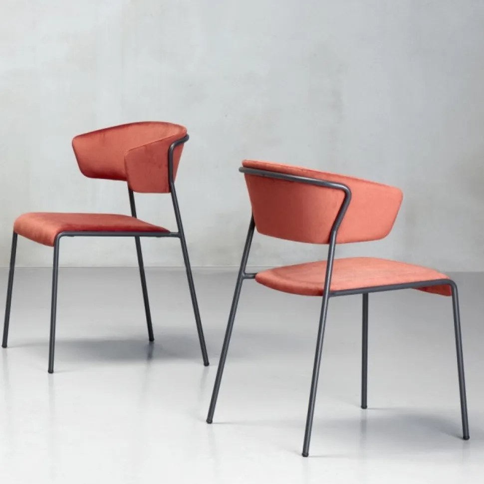 Poltroncina Lisa Di Scab, Progettata E Realizzata In Italia, Con Seduta Imbottita E Rivestita, Gambe In Acciaio.