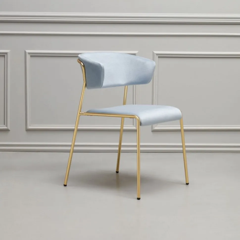 Poltroncina Lisa Di Scab, Progettata E Realizzata In Italia, Con Seduta Imbottita E Rivestita, Gambe In Acciaio.