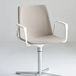 Sedia Akami Girevole Imbottita Sofisticata Ed Assolutamente Confortevole