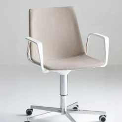 Sedia Akami Girevole Imbottita Sofisticata Ed Assolutamente Confortevole