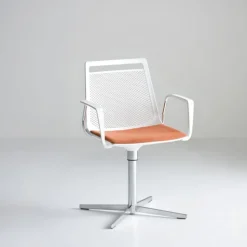 Sedia Akami Girevole Sofisticata Ed Assolutamente Confortevole