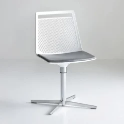 Sedia Akami Girevole Sofisticata Ed Assolutamente Confortevole