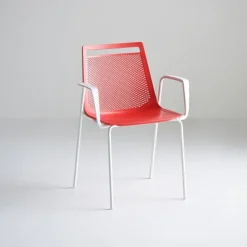 Sedia Akami Tb Sofisticata Ed Assolutamente Confortevole Grazie Ai Comodissimi Braccioli