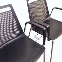 Sedia Akami Tb Sofisticata Ed Assolutamente Confortevole Grazie Ai Comodissimi Braccioli