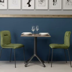 Sedia Alice Pop Di Scab, Con Seduta Imbottita E Rivestita E Gambe In Metallo Verniciato.