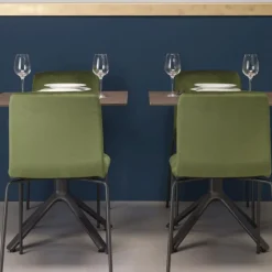 Sedia Alice Pop Di Scab, Con Seduta Imbottita E Rivestita E Gambe In Metallo Verniciato.