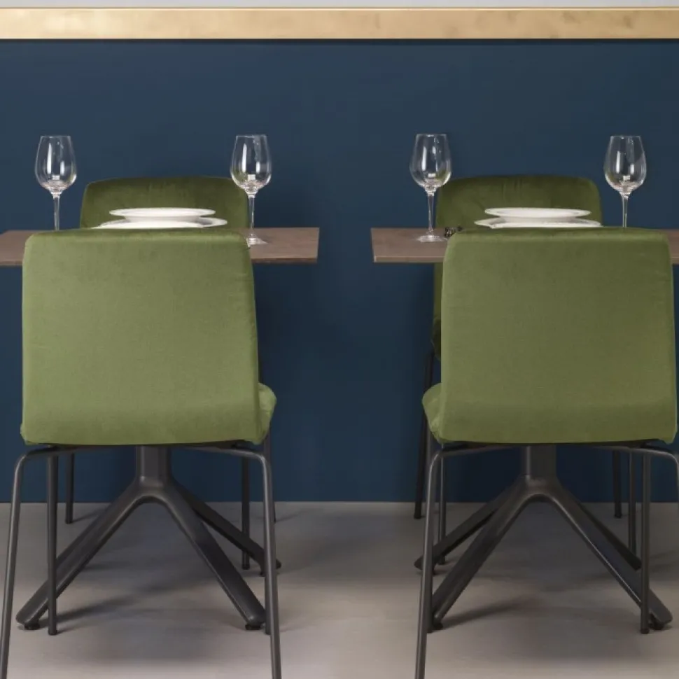 Sedia Alice Pop Di Scab, Con Seduta Imbottita E Rivestita E Gambe In Metallo Verniciato.